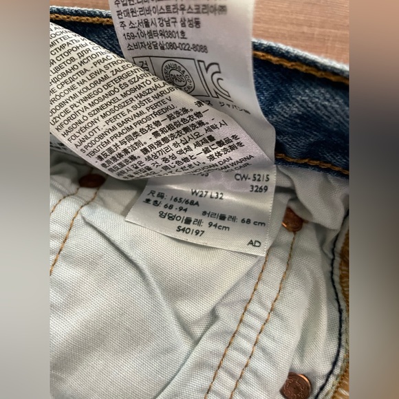 Levi’s cropped distressed mom jeans size 27 button front - Picture 7 of 7